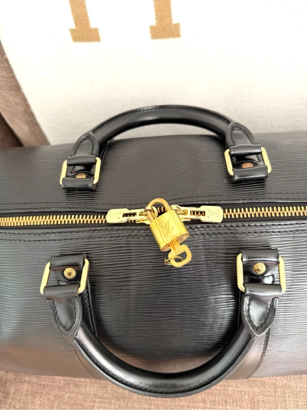 Authentic Louis Vuitton unisex Keepall 50 travel bag black Epi leather M42962